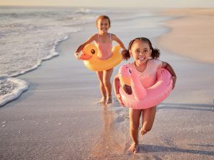 criancas-correndo-boia-praia