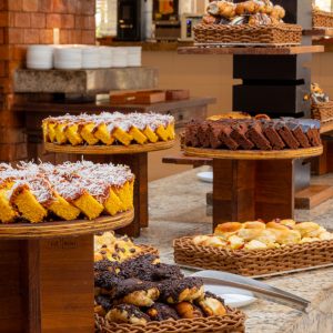 Buffet de Café da Manhã do Búzios Beach Resort, com opções de bolos ilustram matérias de chefs da WAM.