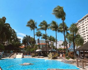 Foto do Privé Thermas Hotel, onde tem uma paisagem com árvores e piscinas de águas termais