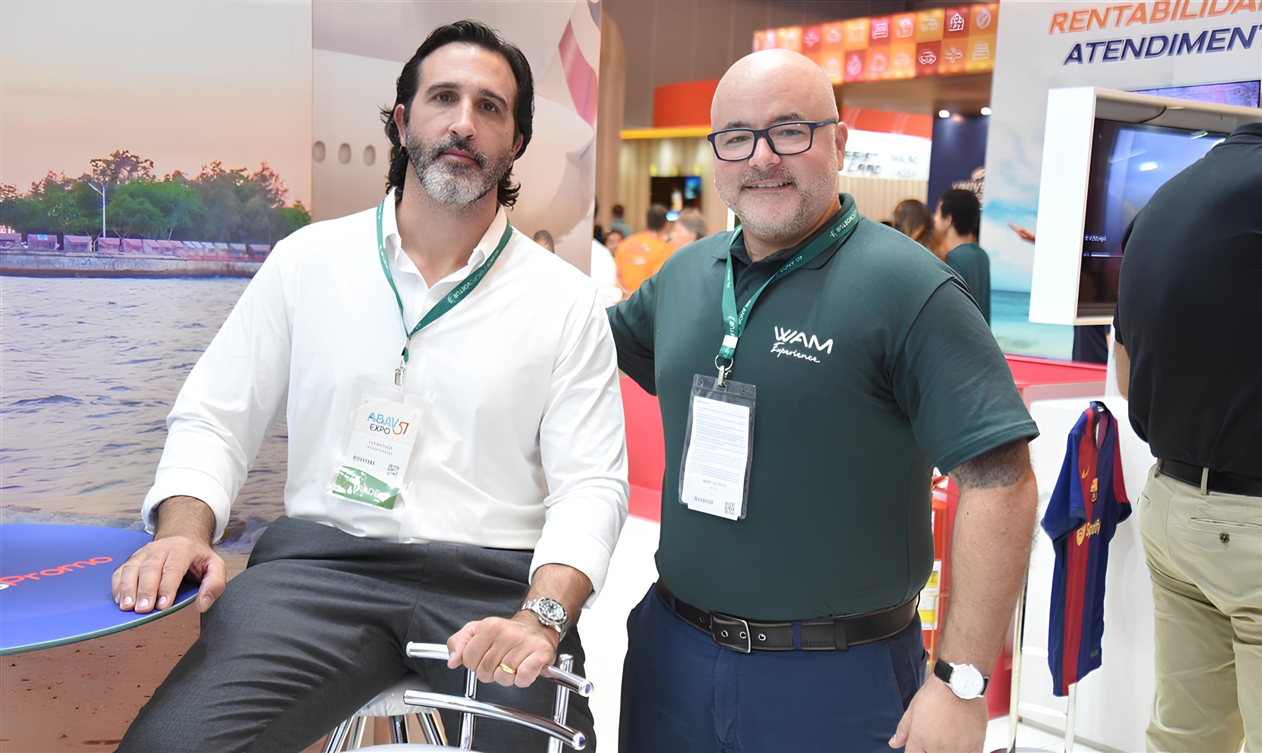 Na imagem, vemos o CEO do WAM Group, Lucas Fiuza com uma camisa branca e ao lado, o Diretor Comercial Vileski, utilizando uma camiseta verde, ilustrando a matéria sobre presença na Abav Expo 2024.